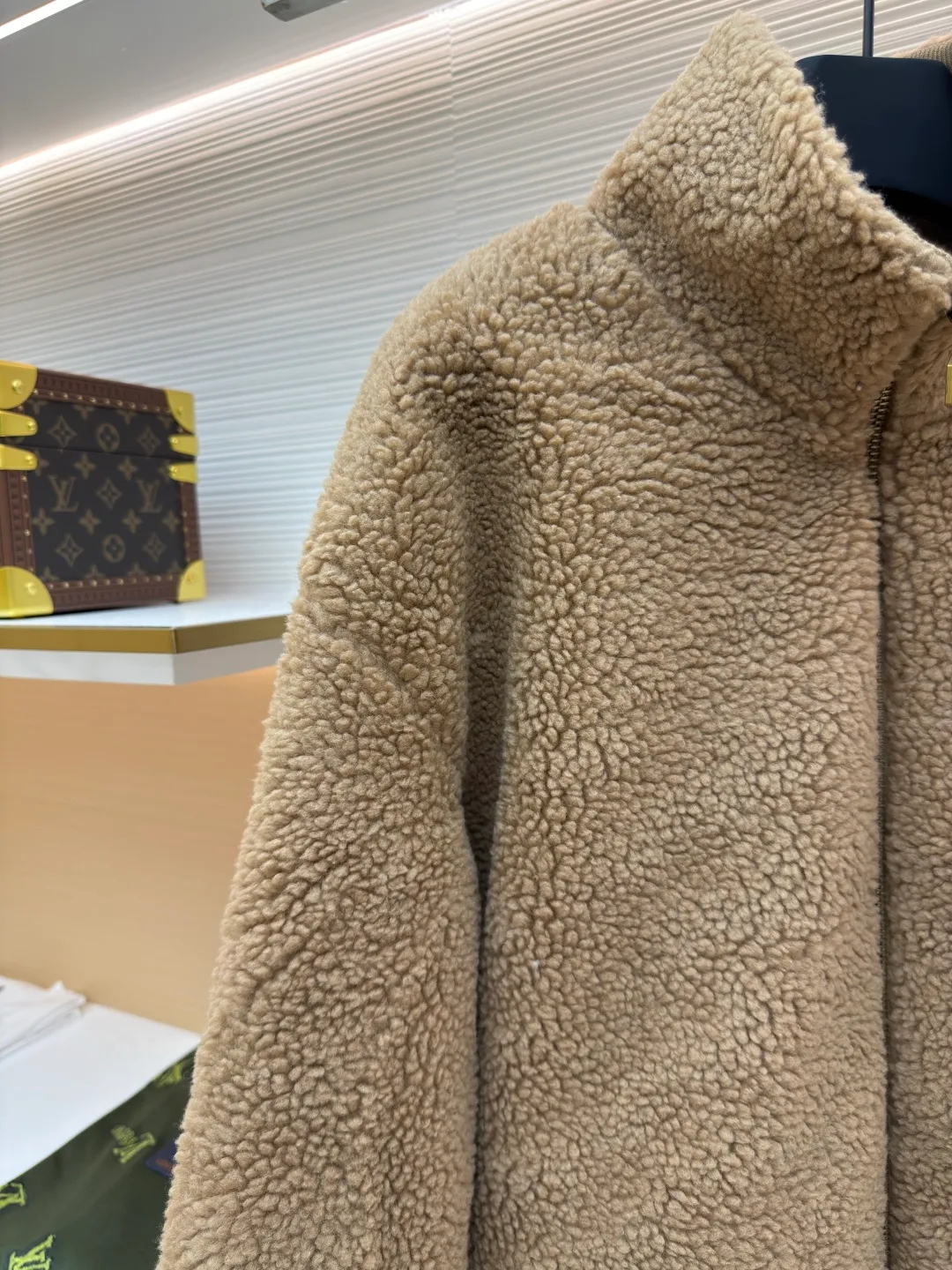 LOUIS VUITTON Teddy sheep wool blended suede tunic jacket ●Authentic product: Purchased and developed by 16999 ●Item number: 1680678-B70 ●Fabric: Lamb wool fabric ●Technology: Positioned cutting machine ●Version: Fitted version ●Weight: about 900 grams ●Size: S-M-L-XL ●Description: Made of high-quality lamb wool fabric, the fluff is fine and soft, rich to the touch, the fluff is tight and even, not easy to shed, ensuring the quality and durability of the jacket; the collar adopts a stand-up collar design, which has been treated with special technology to be stiff and stylish, which can protect the neck from cold wind; the brand on the zipper head The logo is exquisite and compact, adding to the beauty of the details; the brand leather patch on the left chest is made of high-quality material, and the embossed brand logo is clear and three-dimensional, with full texture, which enhances the recognition and high-end sense of the jacket; during the sewing process, the stitches are fine and even, especially the splicing of the lamb wool fabric, which is smooth and firm. The overall wiring is straight and delicate, the fabric is comfortable and soft, and the color is consistent without color difference. It can be matched with the same style to create a fashionable look and control various occasions. Customized accessories, complete with three standards, same style for men and women!